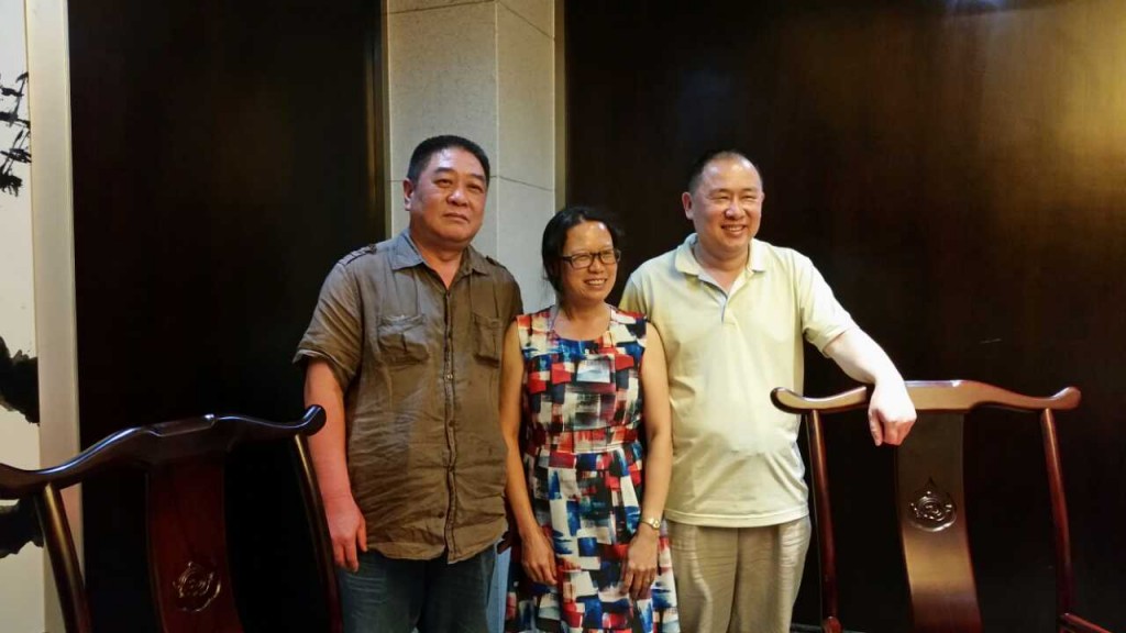 2014年6月汤丽秀回国期间，和郑悦(左)、戴宏(右)合影。当年他们同在建阳地区医院实习队。